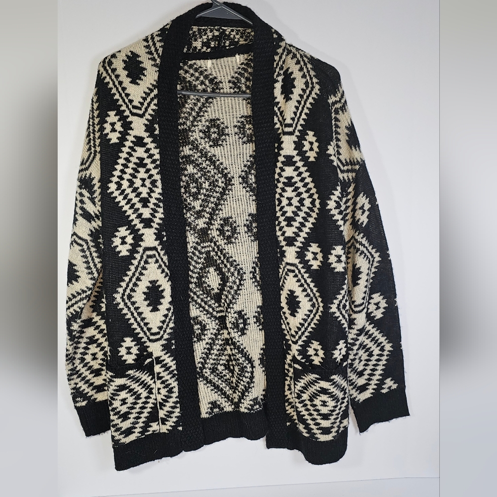 Source Unknown Black and Cream Geometric Cardigan
